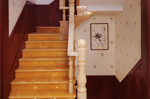 河南中式别墅室内汉白玉石楼梯的定制安装装饰效果